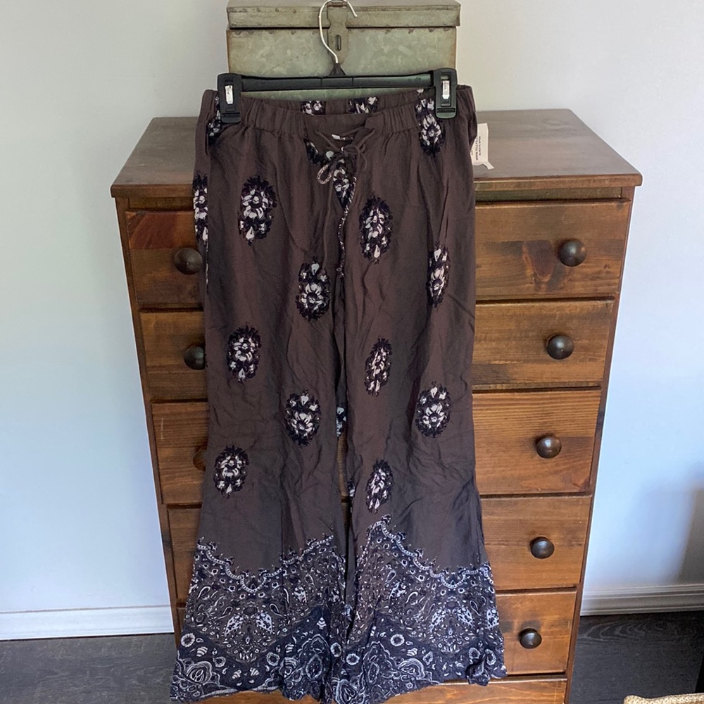 Billabong charcoal flared / wide leg pants. Cute for the beach! Size S/P. NWT.